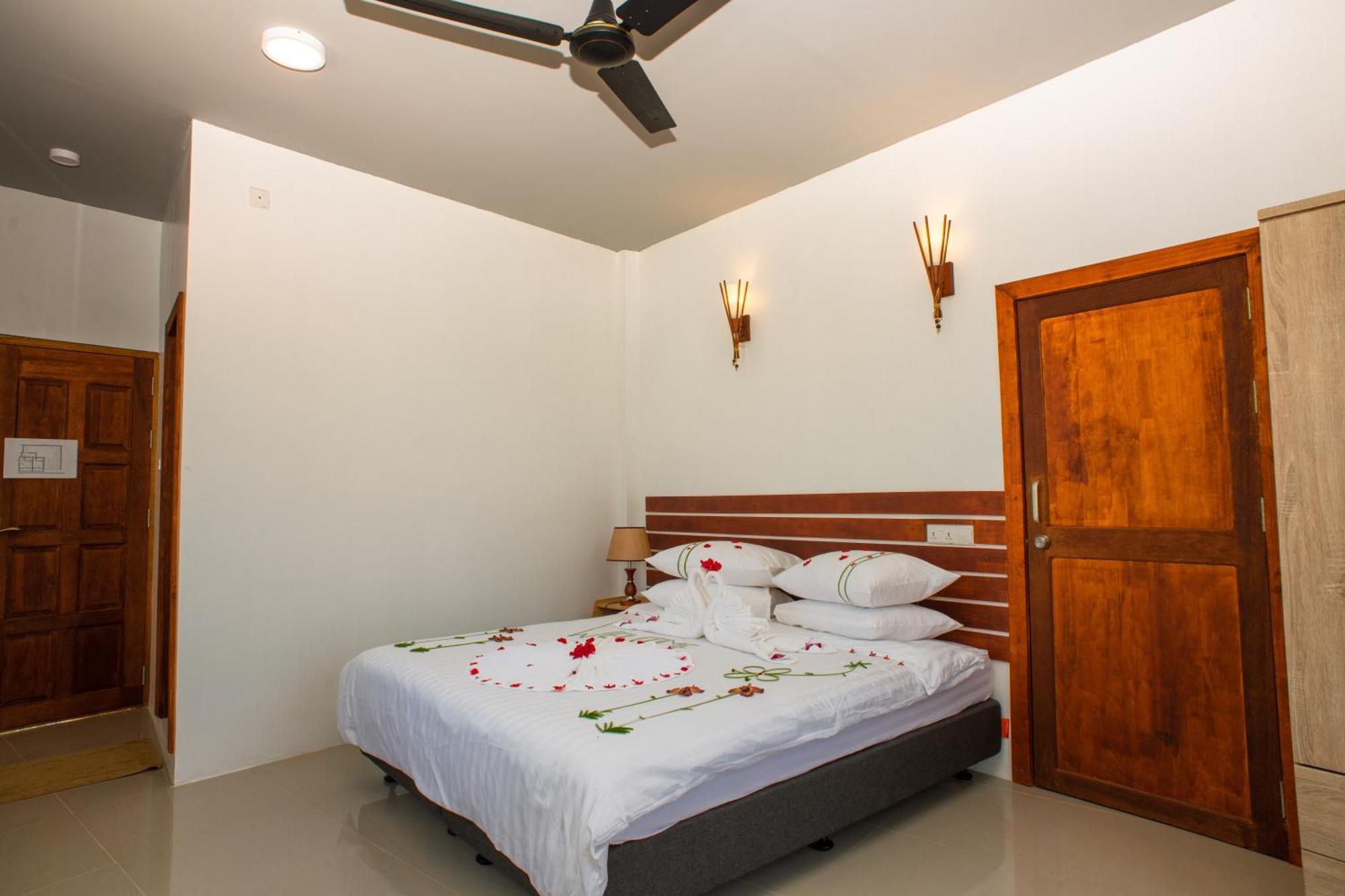 Finolhu Dhigurah Hotel Dhigurah  Bagian luar foto